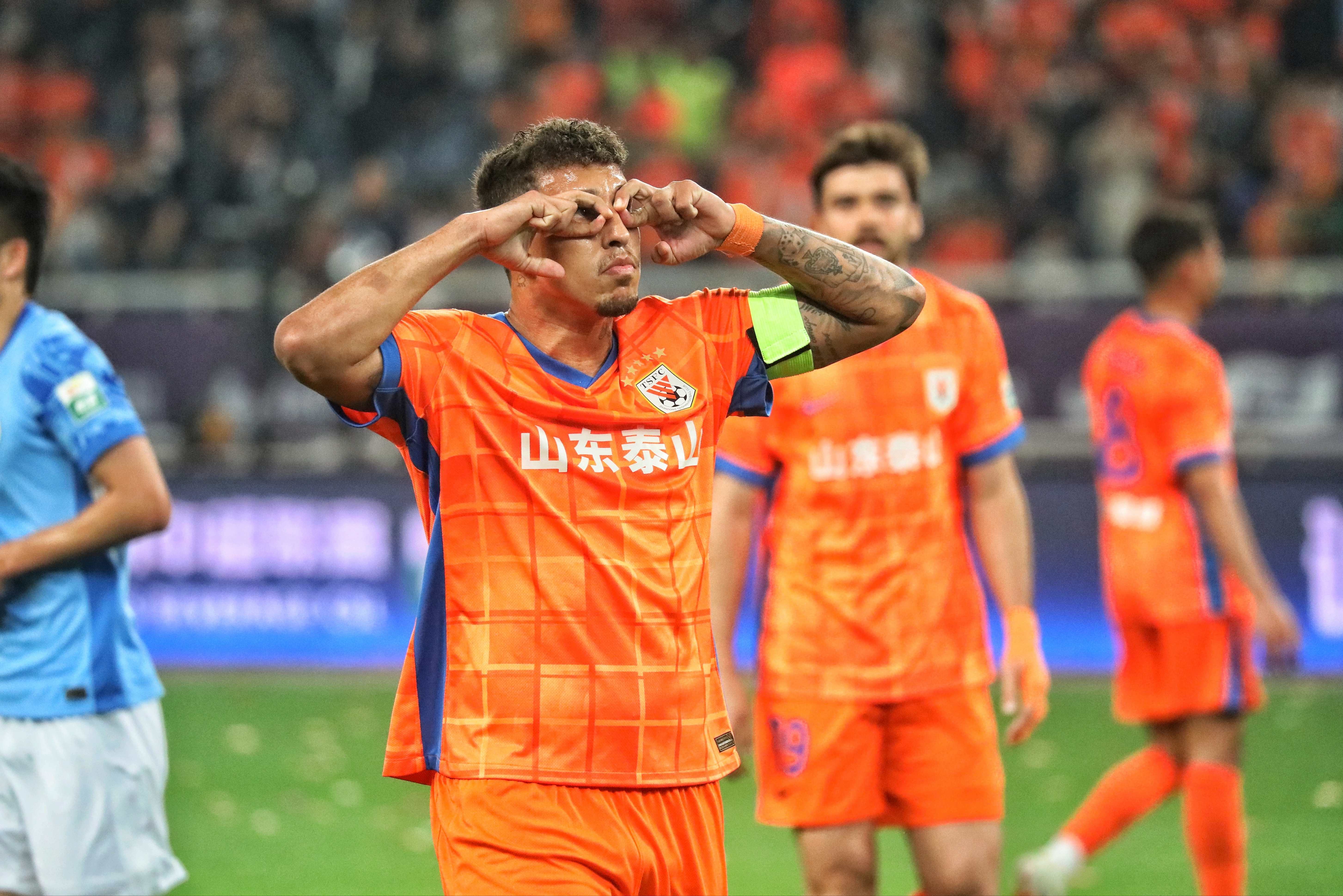 包含中超红牌！山东泰山队3-1胜武汉三镇！克雷桑进球无效！泽卡两球的词条